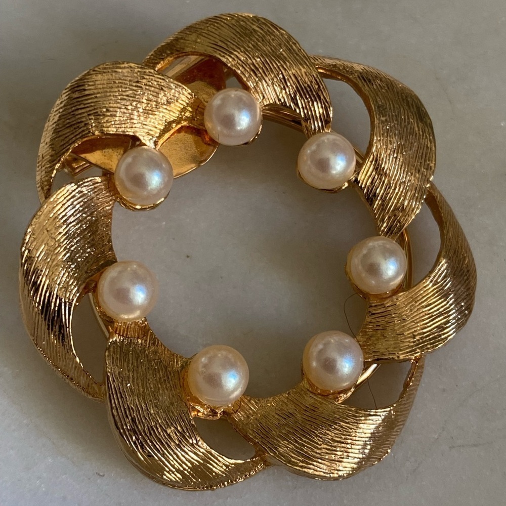 Vintage gold tone and faux pearls Jeri Lou scarf pin clip